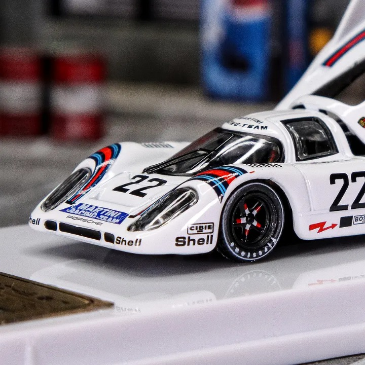 IXO Models Curitiba64 Scale 1:64 Premium Diecast Car Model with Acrylic Case - Porsche 917