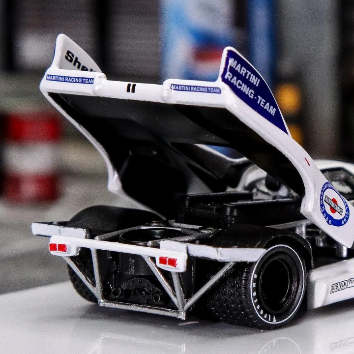 IXO Models Curitiba64 Scale 1:64 Premium Diecast Car Model with Acrylic Case - Porsche 917
