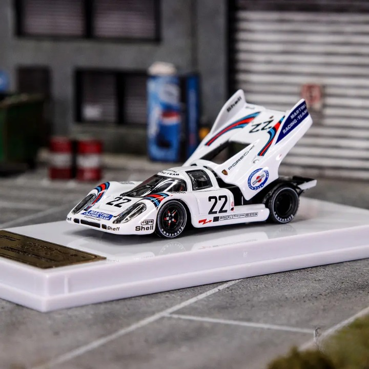 IXO Models Curitiba64 Scale 1:64 Premium Diecast Car Model with Acrylic Case - Porsche 917