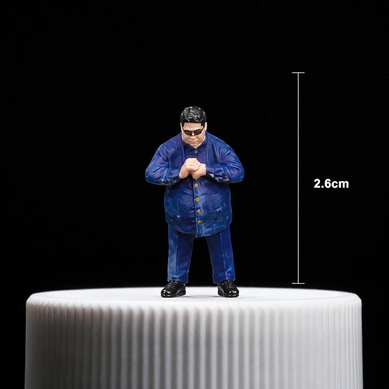 Miniature Male Figure 1:64 Scale 2.6cm – Blue Outfit Collectible Figure for Diorama, Model Cars & Miniature Scenes
