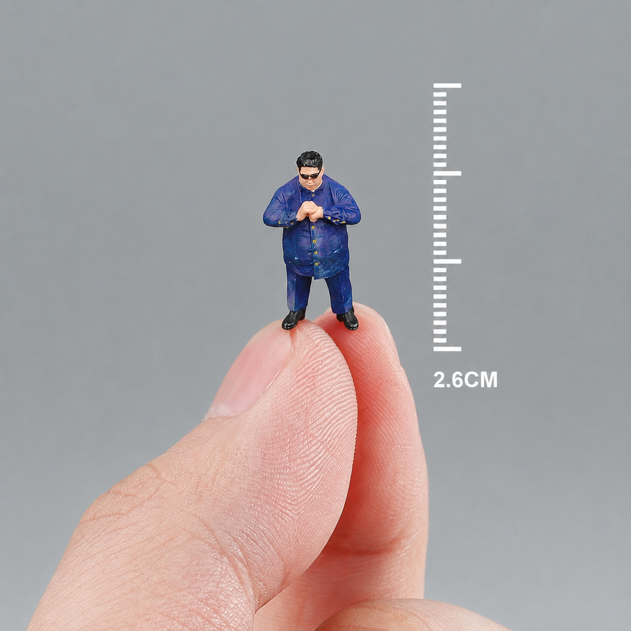 Miniature Male Figure 1:64 Scale 2.6cm – Blue Outfit Collectible Figure for Diorama, Model Cars & Miniature Scenes