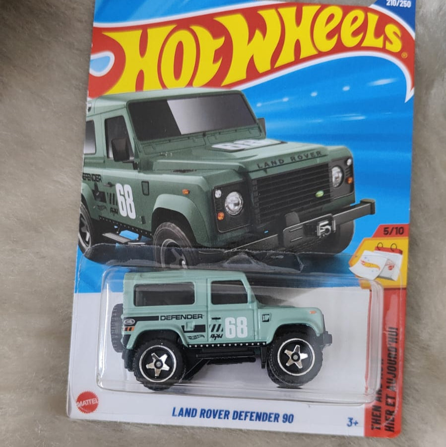 Hot Wheels Land Rover Defender 90 1:64 Scale Diecast Model Car