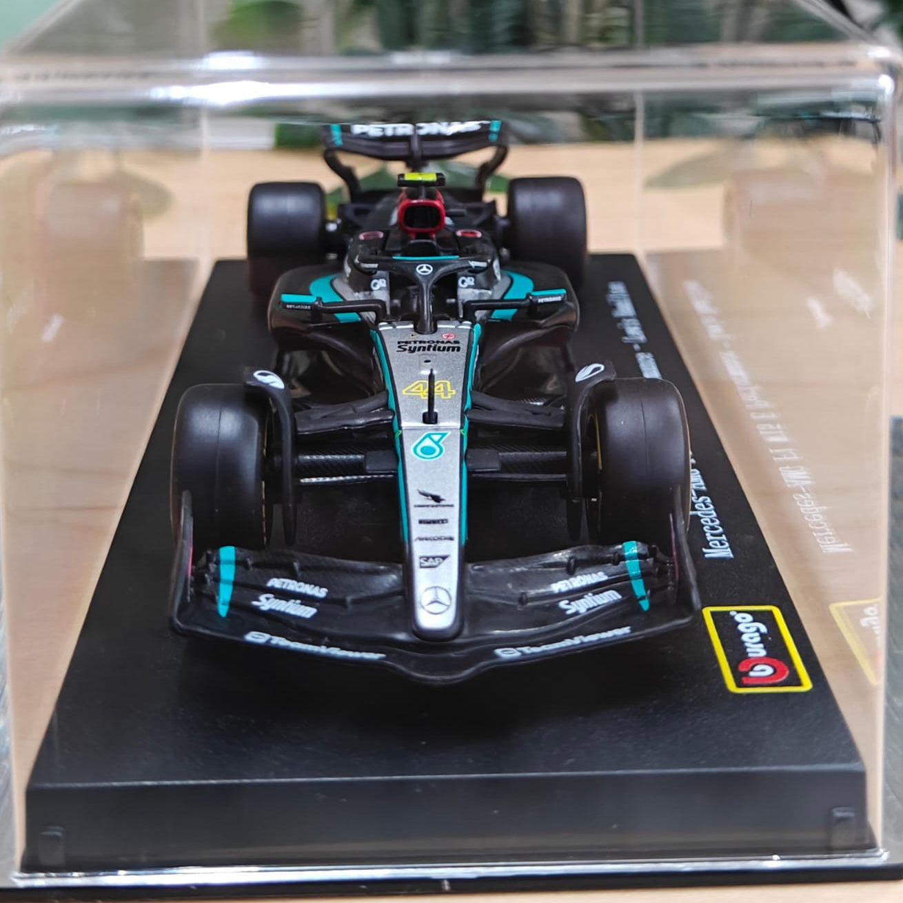 Bburago - 1/43 Scale Model - Mercedes-AMG Petronas F1 W15 Performance #44 Lewis Hamilton