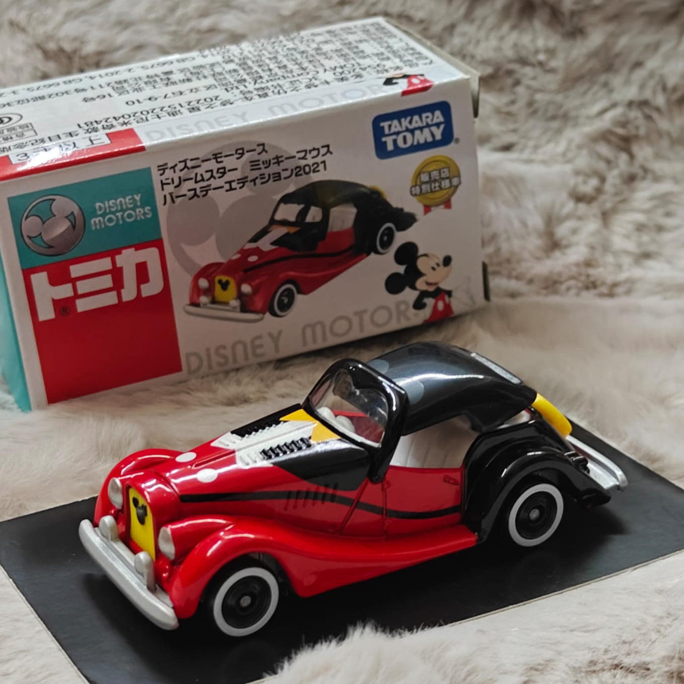 Takara Tomy Tomica Disney Motors Dream Star Scale 1 : 64 - Mickey and Minnie Mouse Birthday Edition 2021 (Set of 2)