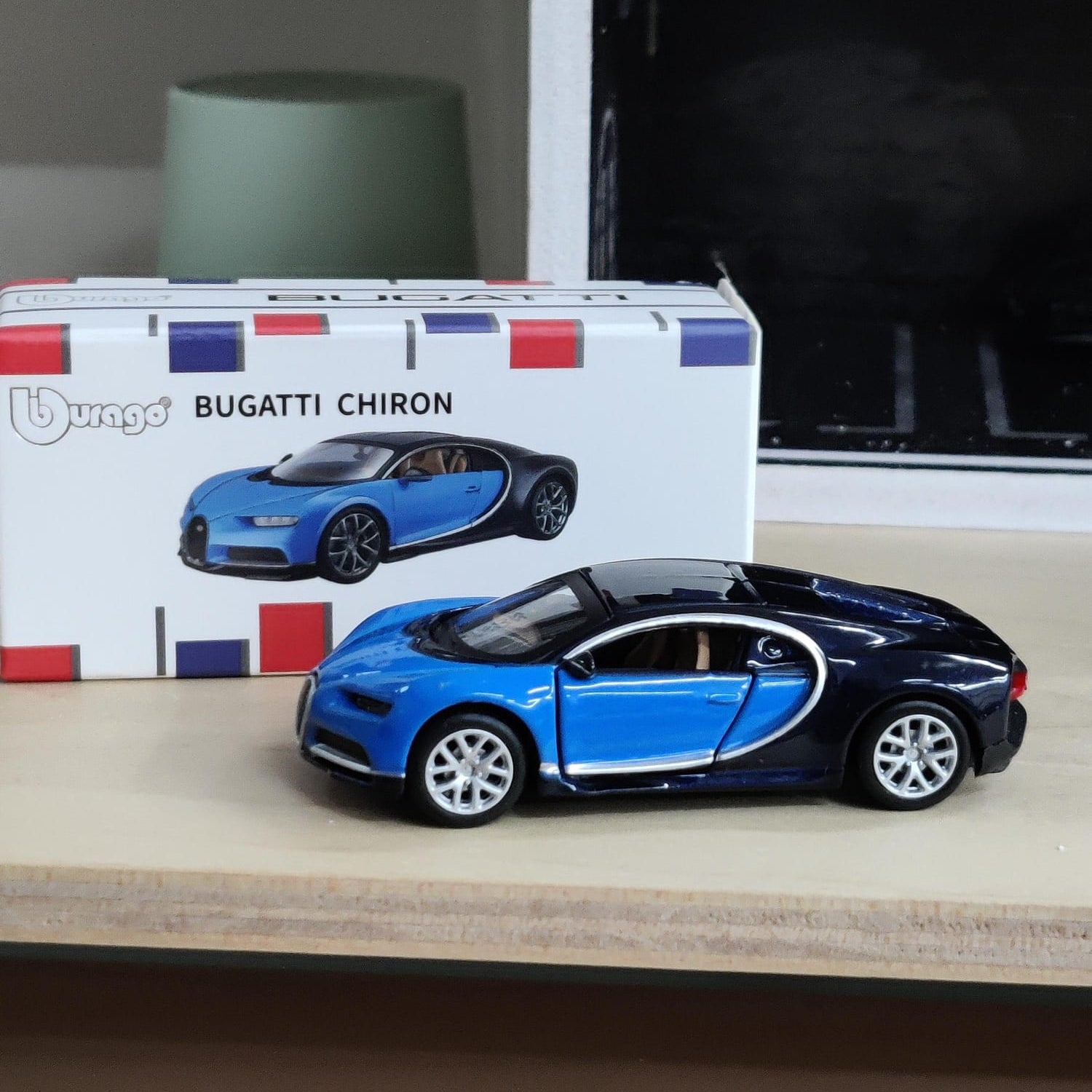 Official Bburago Bugatti Chiron - 1 : 64 Diecast Scale Model