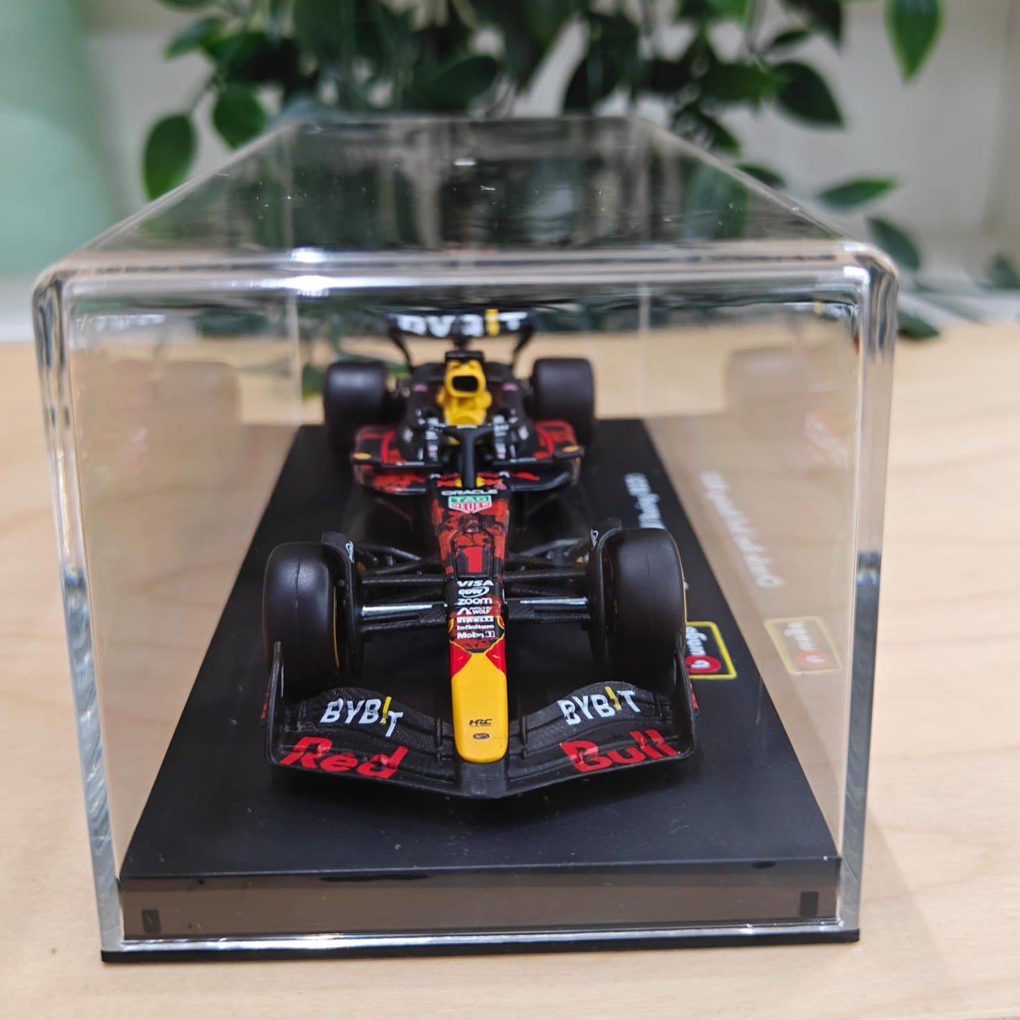 Bburago - 1/43 Scale Model - Oracle RedBull Racing RB20 2024 #1 Max Verstappen Formula 1 Diecast Car Model