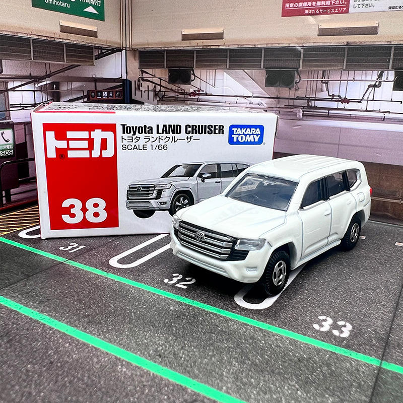 Takara Tomy Tomica Scale 1 : 66 - 38 Toyota Land Cruiser Model Car