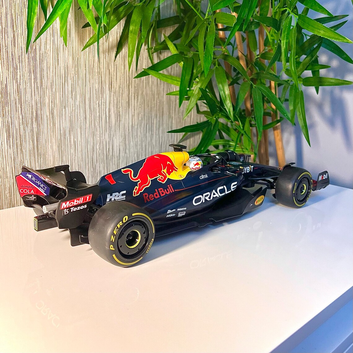 Rastar Scale 1 : 12 Oracle Red Bull Racing RB18 2.4GHz Formula F1 Remote Control Car
