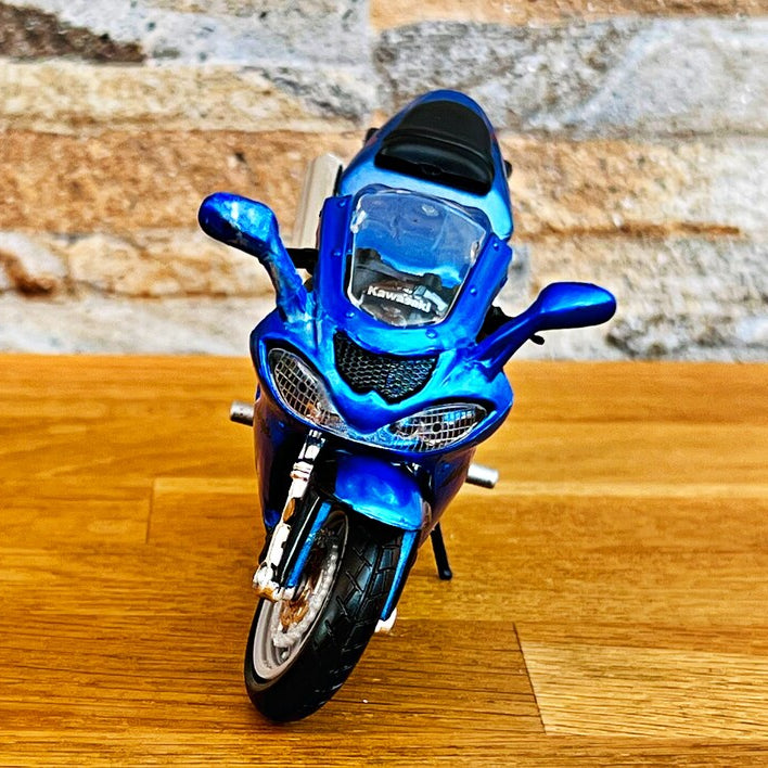 Bburago - 1 : 18 Diecast Scale Model - Official Licensed Product - Kawasaki Ninja ZX-10R