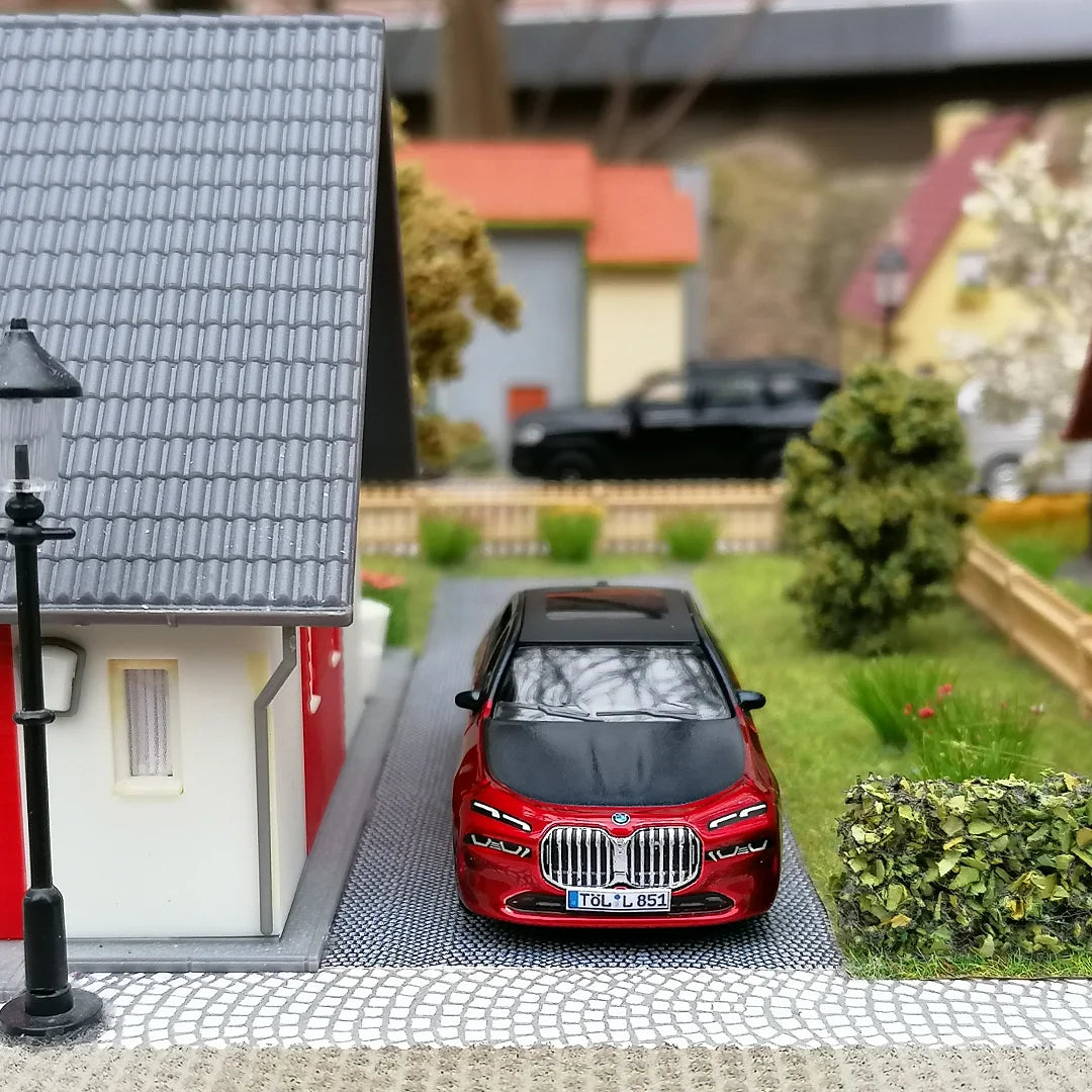 Scale 1 : 64 CCA BMW i7 - Red-Black Diecast Metal Model Car