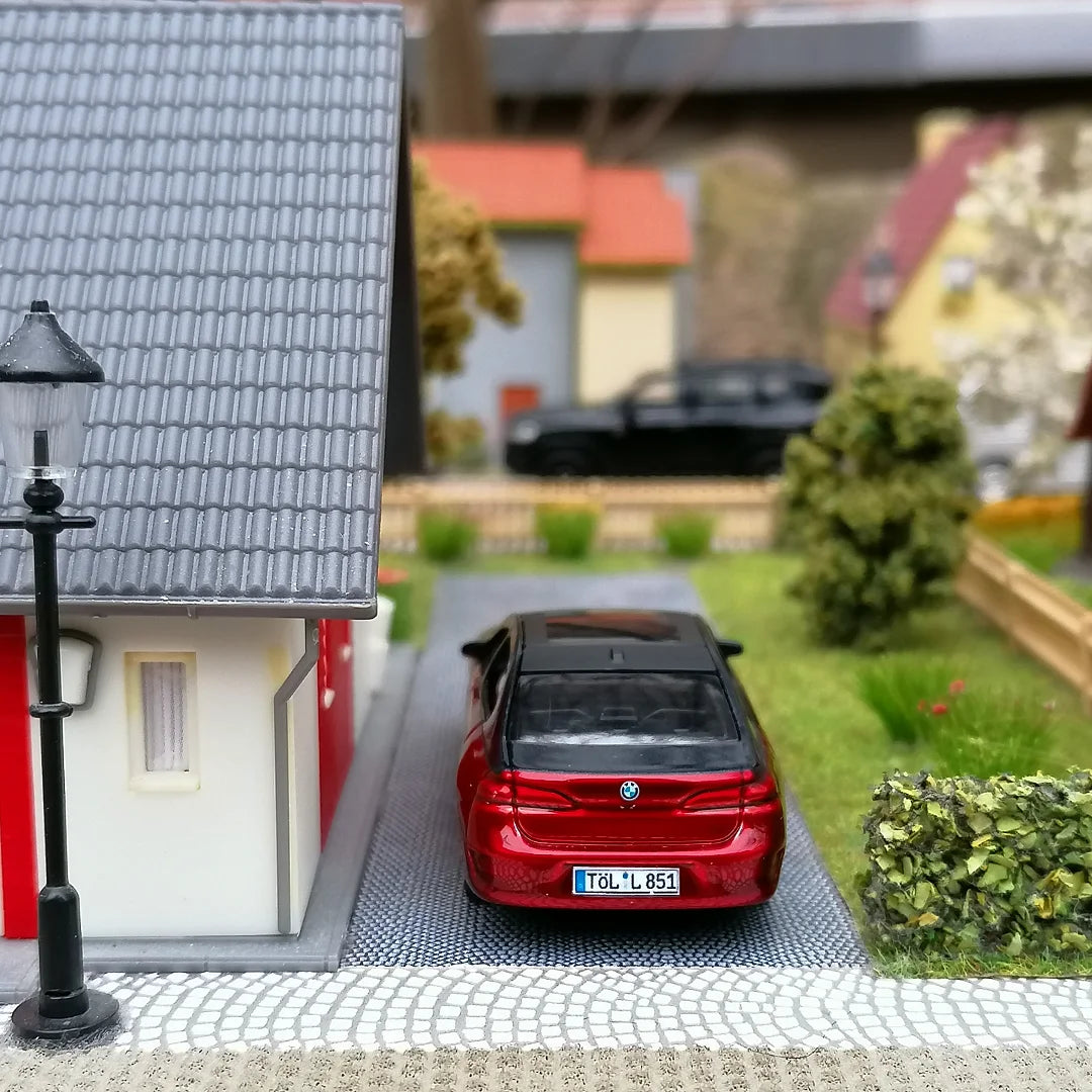 Scale 1 : 64 CCA BMW i7 - Red-Black Diecast Metal Model Car