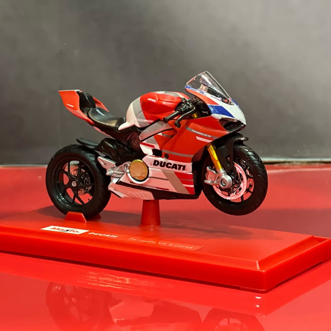 Maisto - 1 : 18 Diecast Scale Model - Ducati Panigale V4 S Corse - Official Licensed Product