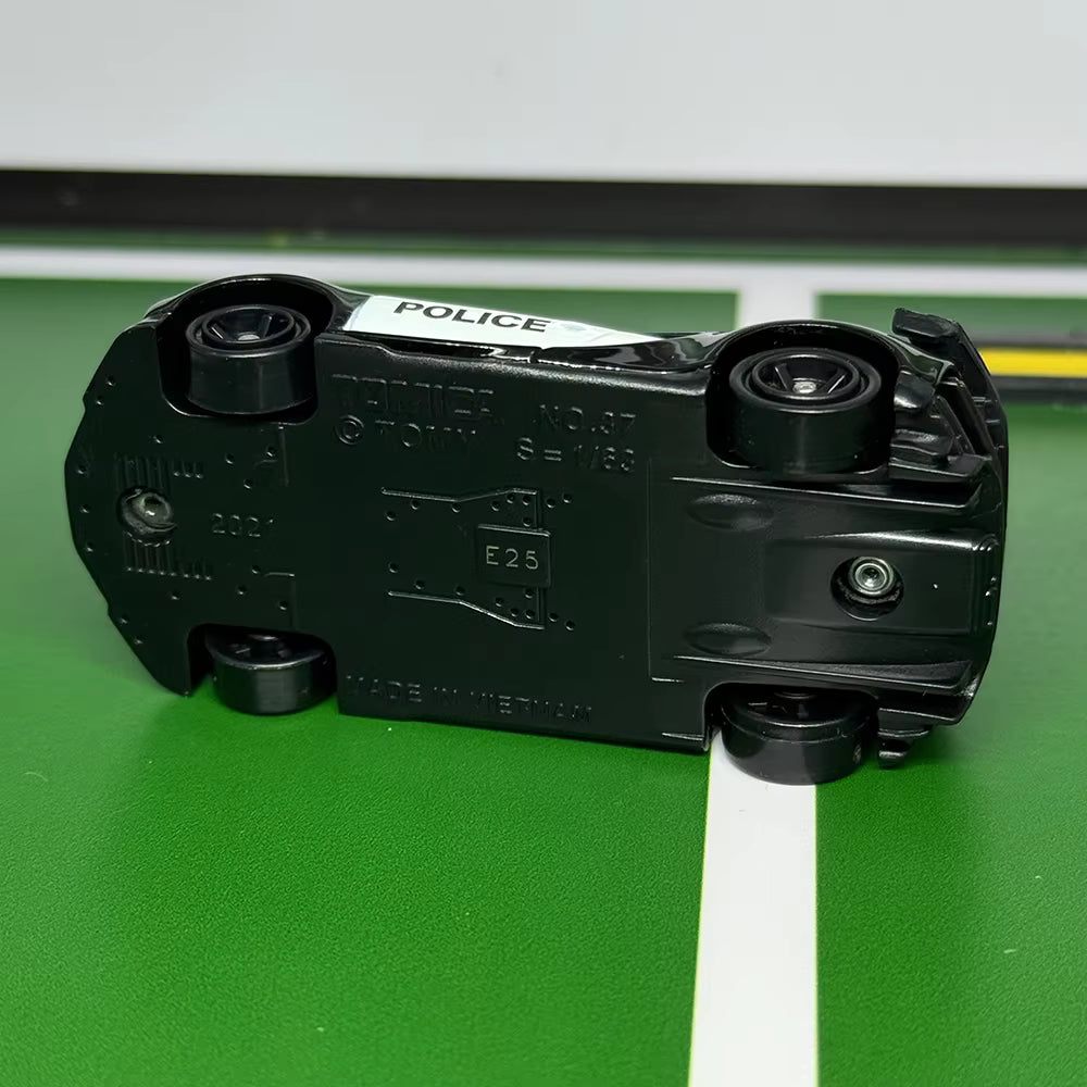 Takara Tomy Tomica Scale 1 : 63 - 79 BUGATI CHIRON PUR SPORT Police Car