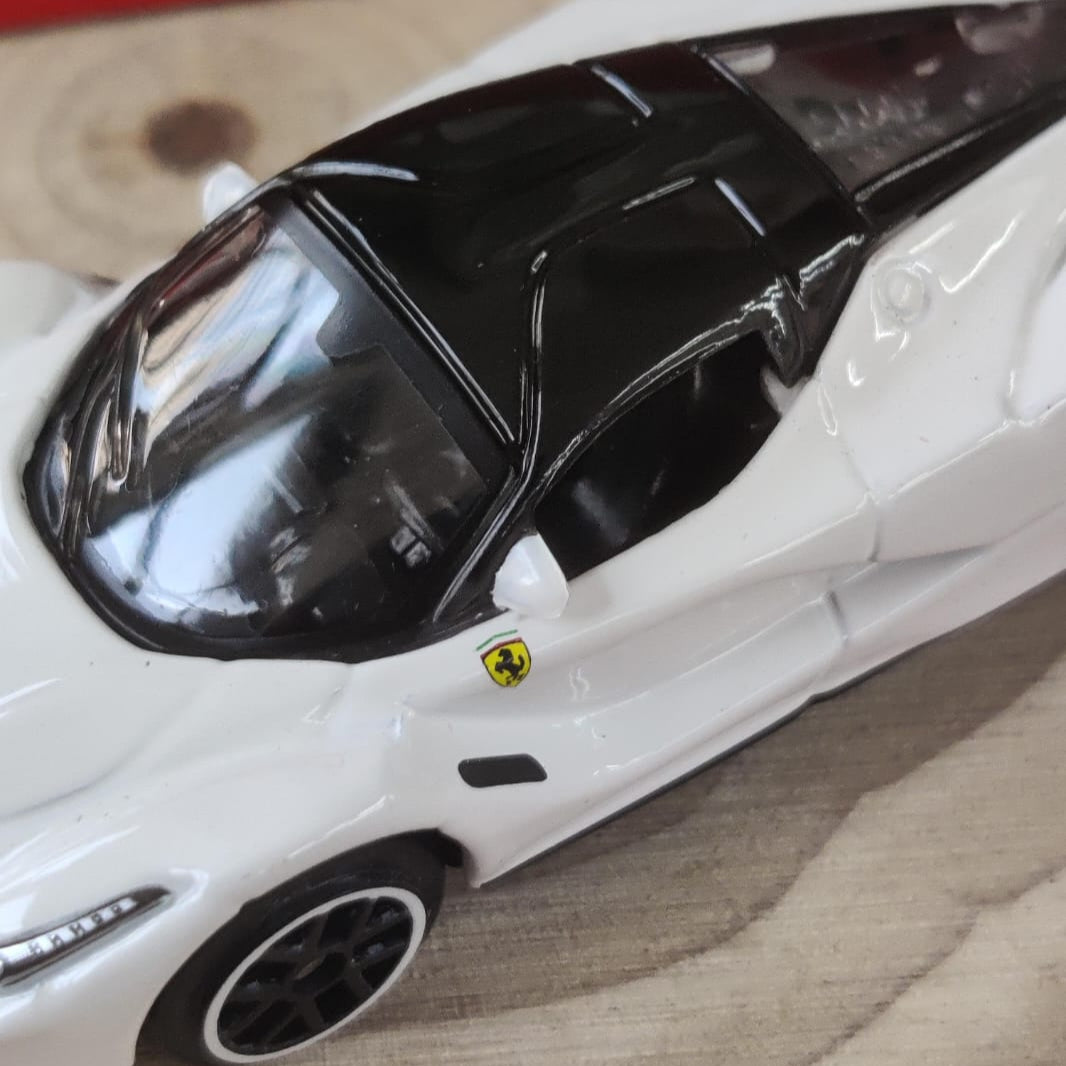 Official Bburago Laferrari - 1 : 64 Diecast Scale Model