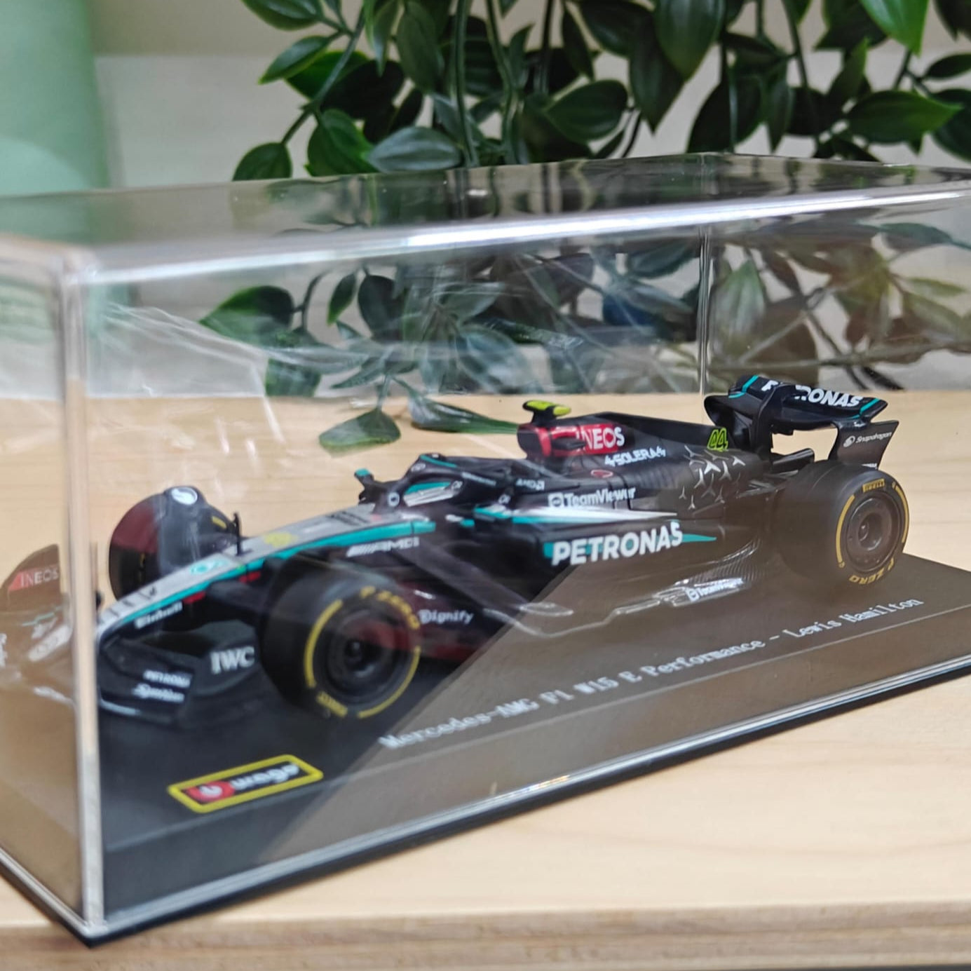 Bburago - 1/43 Scale Model - Mercedes-AMG Petronas F1 W15 Performance #44 Lewis Hamilton