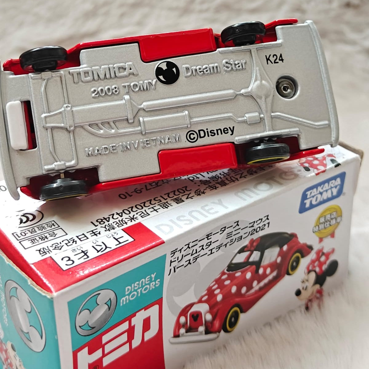 Takara Tomy Tomica Disney Motors Dream Star Scale 1 : 64 - Minnie Mouse Birthday Edition 2021