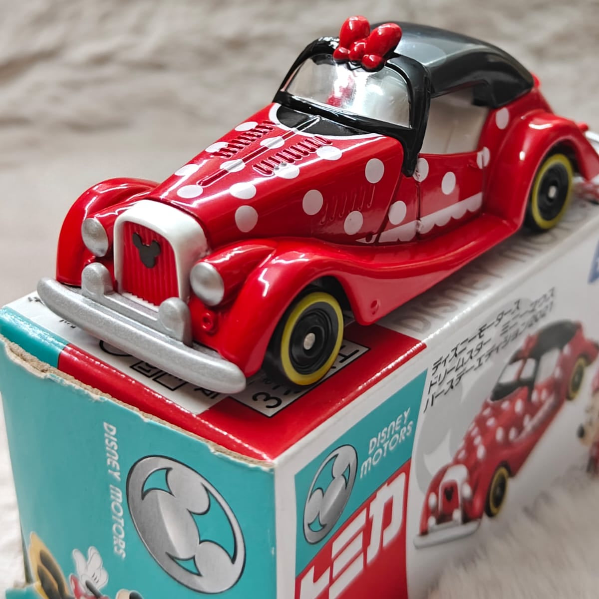 Takara Tomy Tomica Disney Motors Dream Star Scale 1 : 64 - Minnie Mouse Birthday Edition 2021