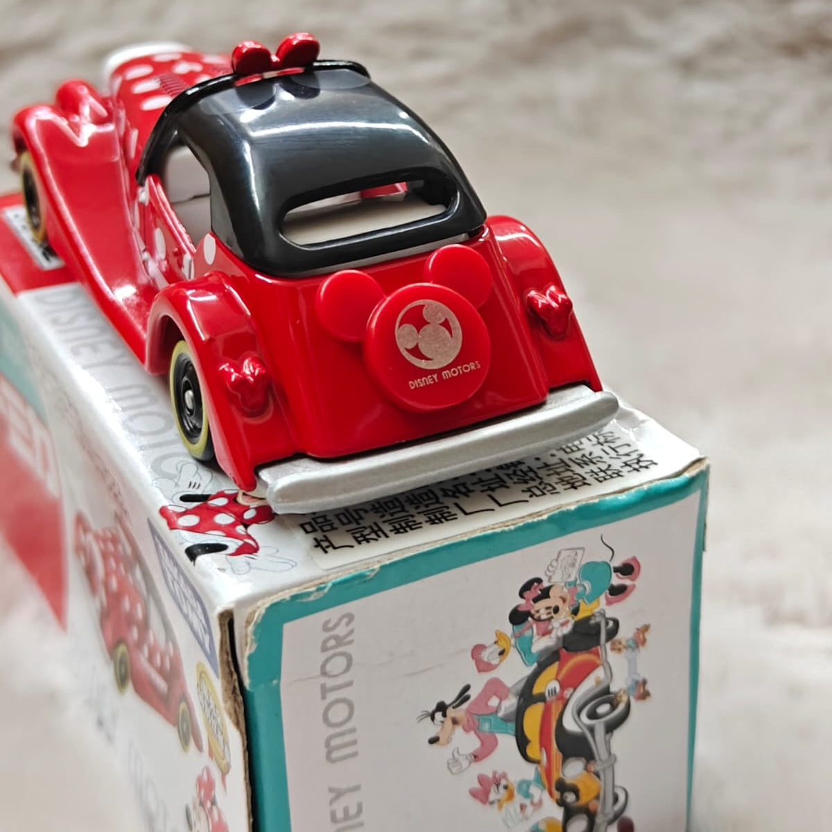 Takara Tomy Tomica Disney Motors Dream Star Scale 1 : 64 - Minnie Mouse Birthday Edition 2021