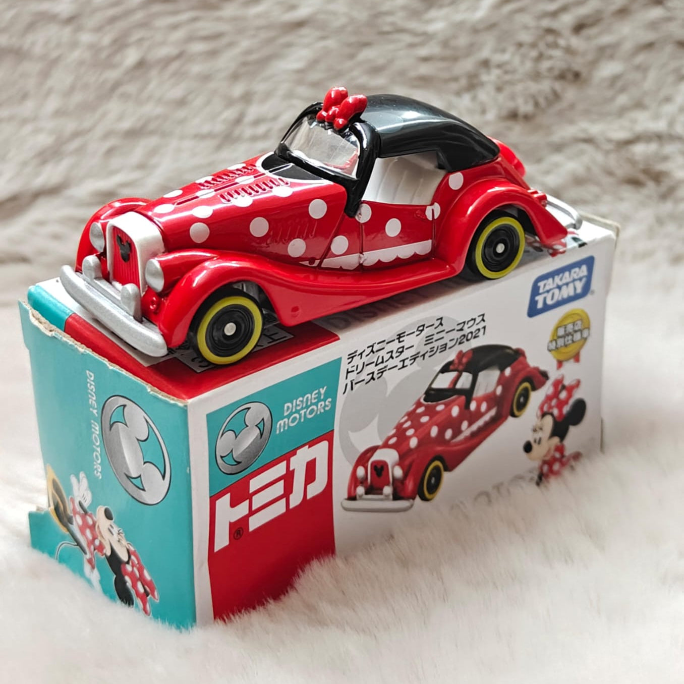 Takara Tomy Tomica Disney Motors Dream Star Scale 1 : 64 - Minnie Mouse Birthday Edition 2021