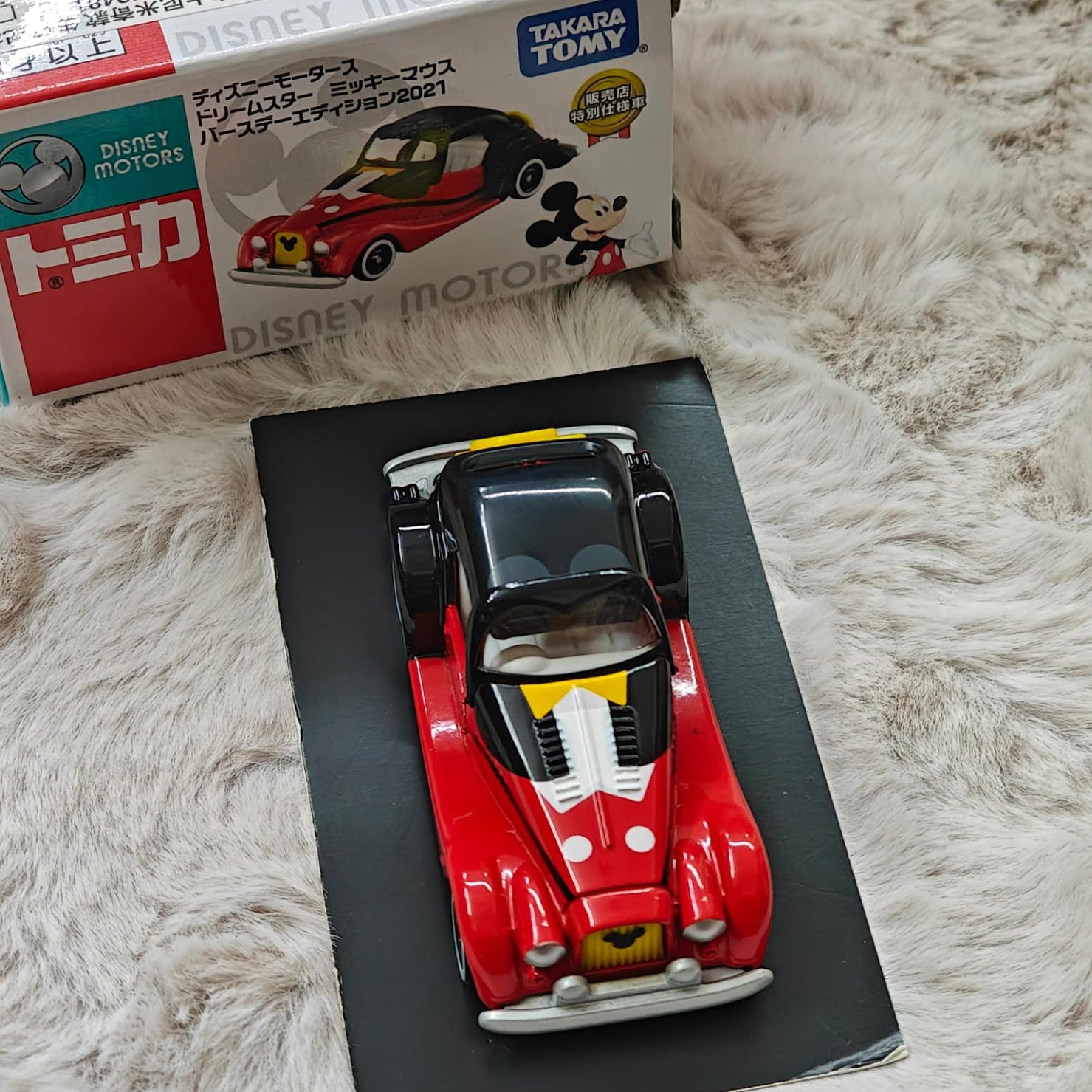 Takara Tomy Tomica Disney Motors Dream Star Scale 1 : 64 - Mickey and Minnie Mouse Birthday Edition 2021 (Set of 2)