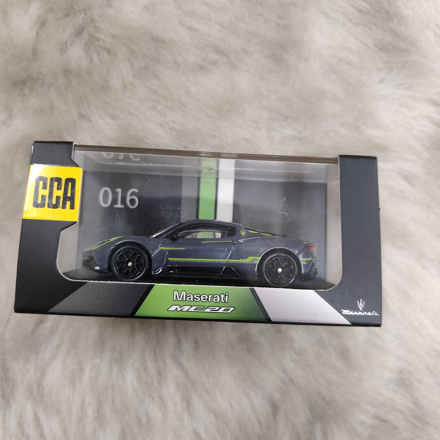 Scale 1 :64 CCA 016 Maserati MC20 With Acrylic Case