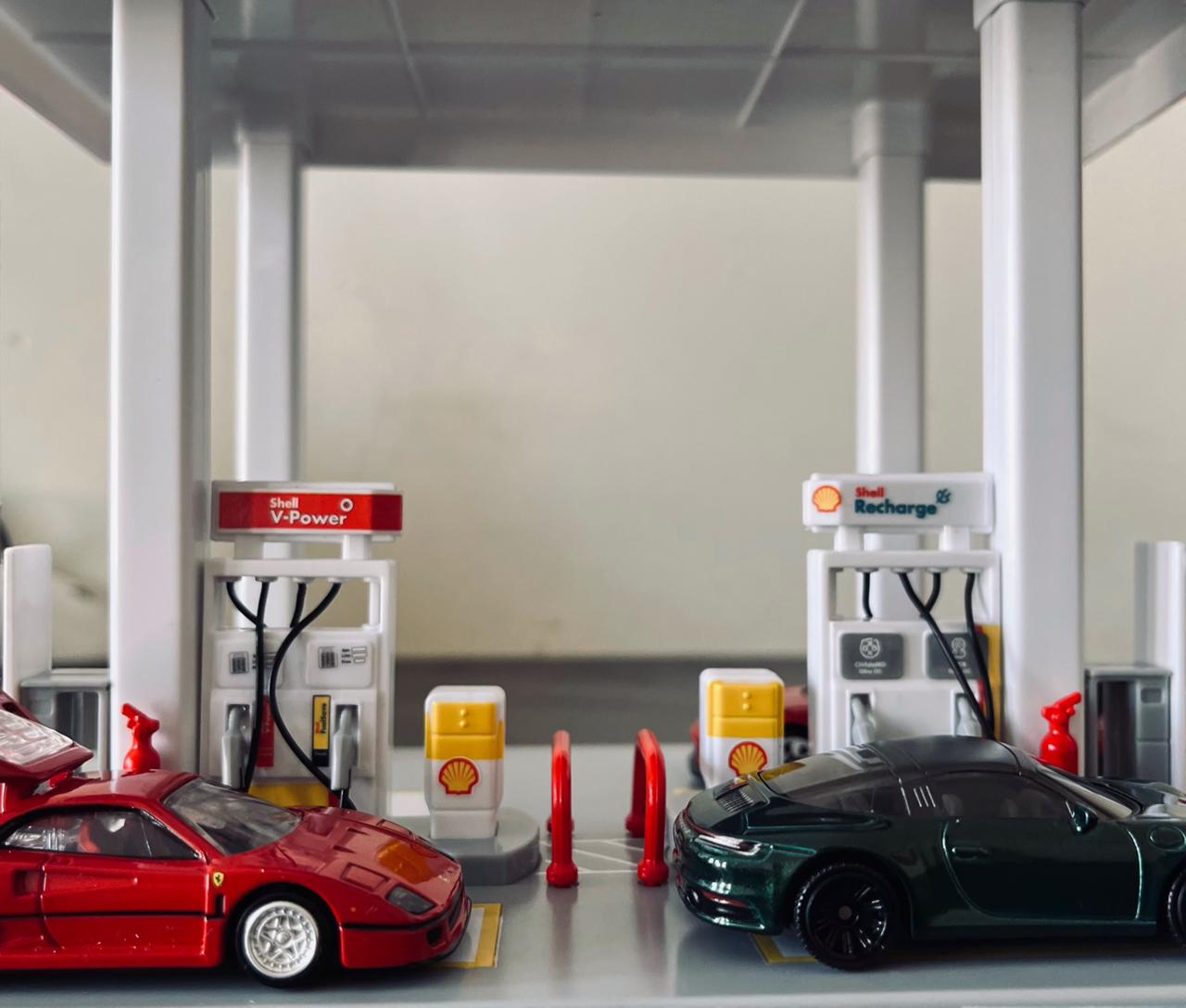 CCA Shell Gas Station Model with 1:64 Porsche Car - Licensed Diecast Display Assembly Playset And Collectible Toy