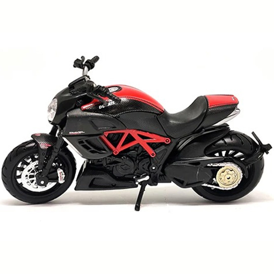 Maisto - 1 : 18 Diecast Scale Model - Ducati Diavel Carbon Official Licensed Product