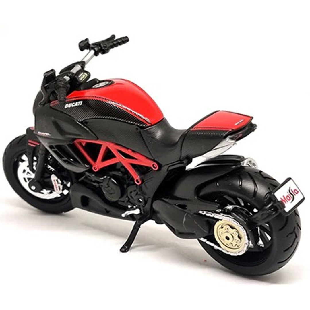 Maisto - 1 : 18 Diecast Scale Model - Ducati Diavel Carbon Official Licensed Product