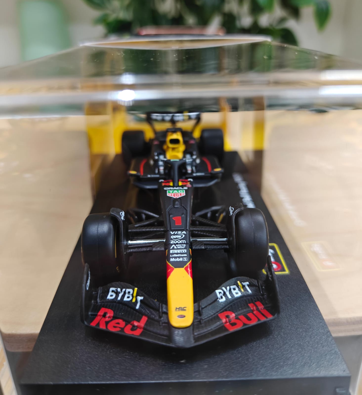 Bburago - 1/43 Scale Model - Oracle RedBull Racing RB20 2024 #1 Max Verstappen Formula 1 Diecast Car Model