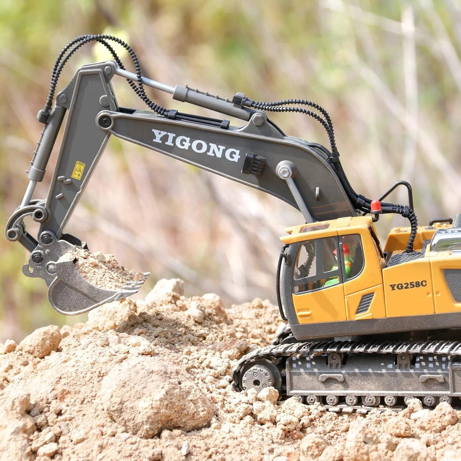 YIGONG YG258C 1:18 Scale RC Excavator Toy – 11 Channel 2.4GHz Remote Control Construction Truck with Lights, Sound & Digging Bucket