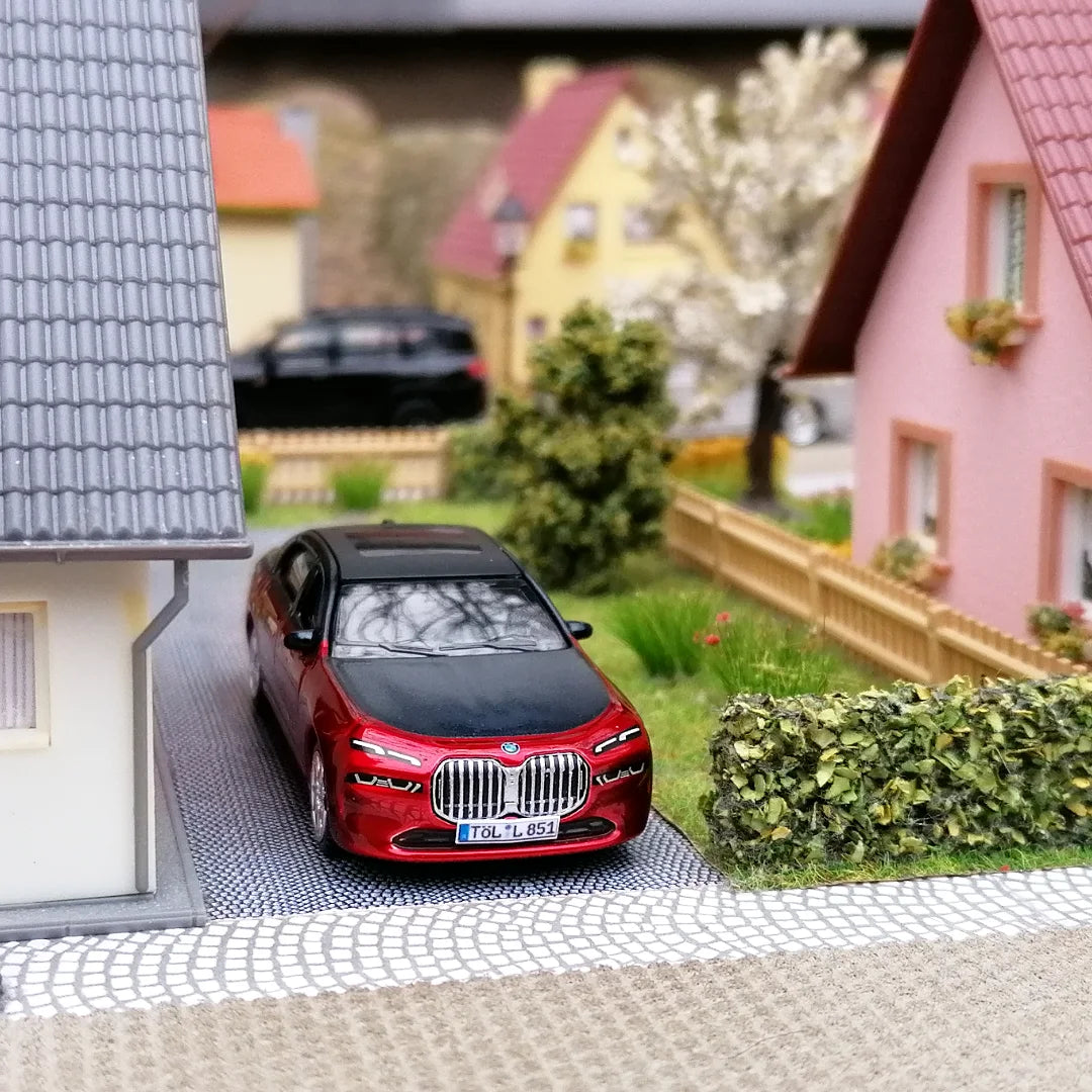 Scale 1 : 64 CCA BMW i7 - Red-Black Diecast Metal Model Car